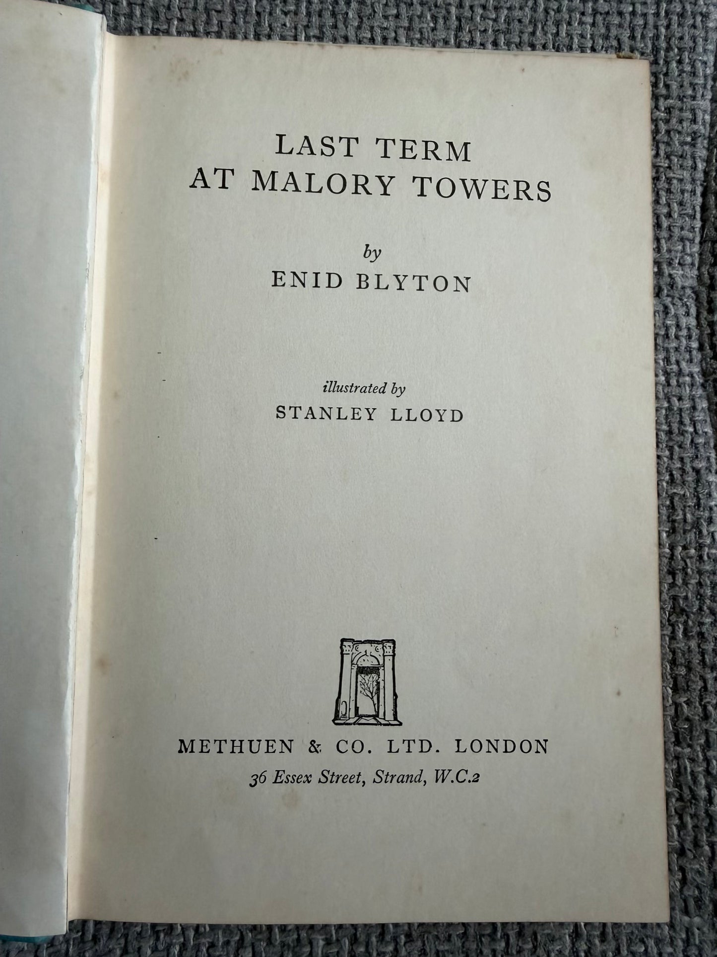 1960 Last Term At Malory Towers - Enid Blyton (Stanley Lloyd illust) Methuen & Co Ltd.