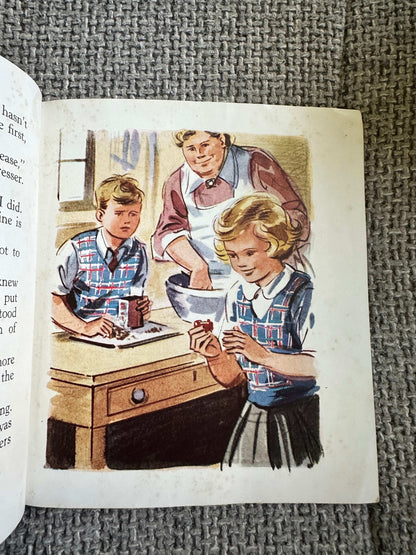 1951*1st* Hello Twins (Little Books No.4) Enid Blyton (Eileen Soper Illust) Brockhampton Press