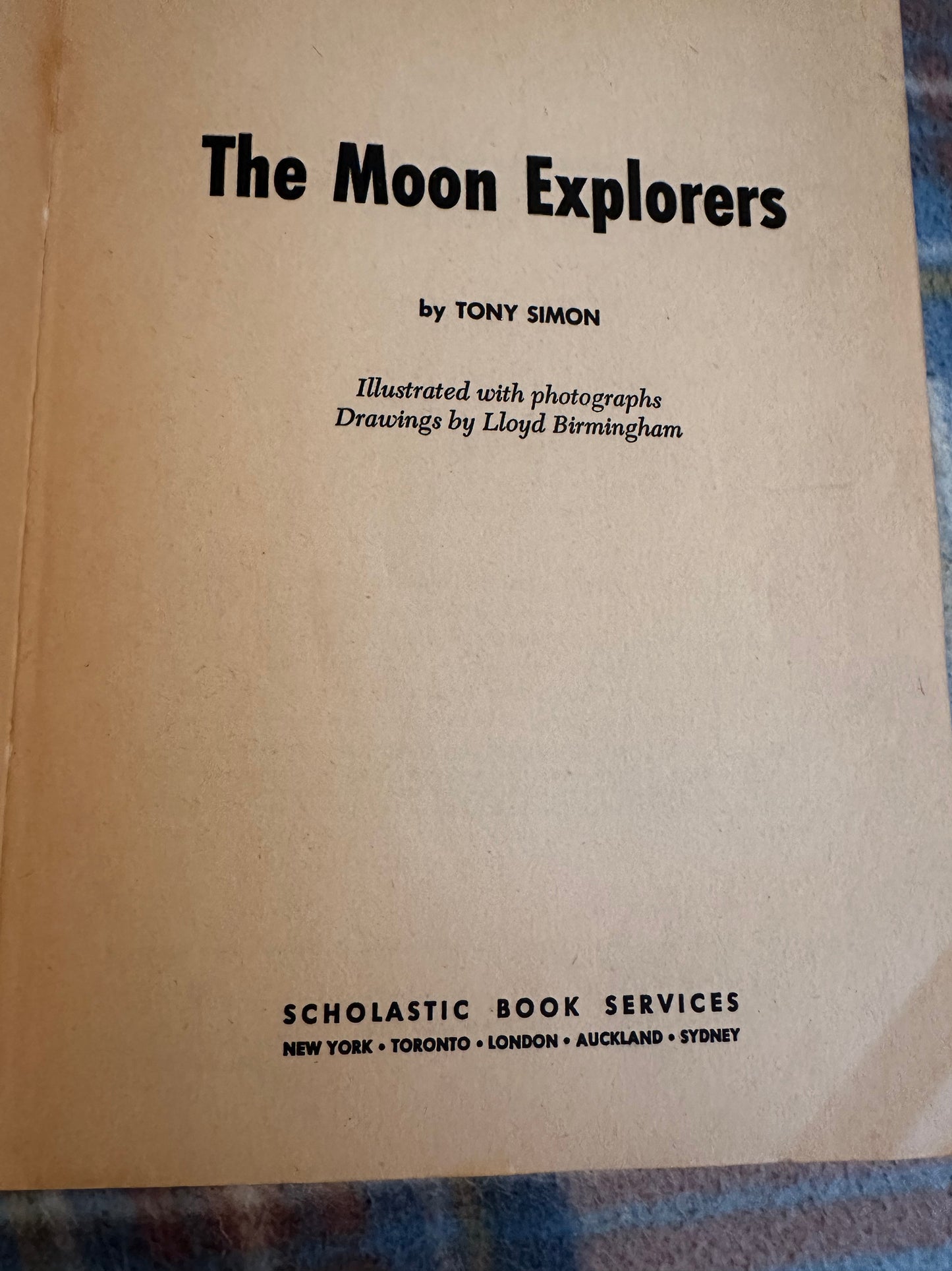 1970 The Moon Explorers - Tony Simon(drawings by Lloyd Birmingham) Scholastic Book Services
