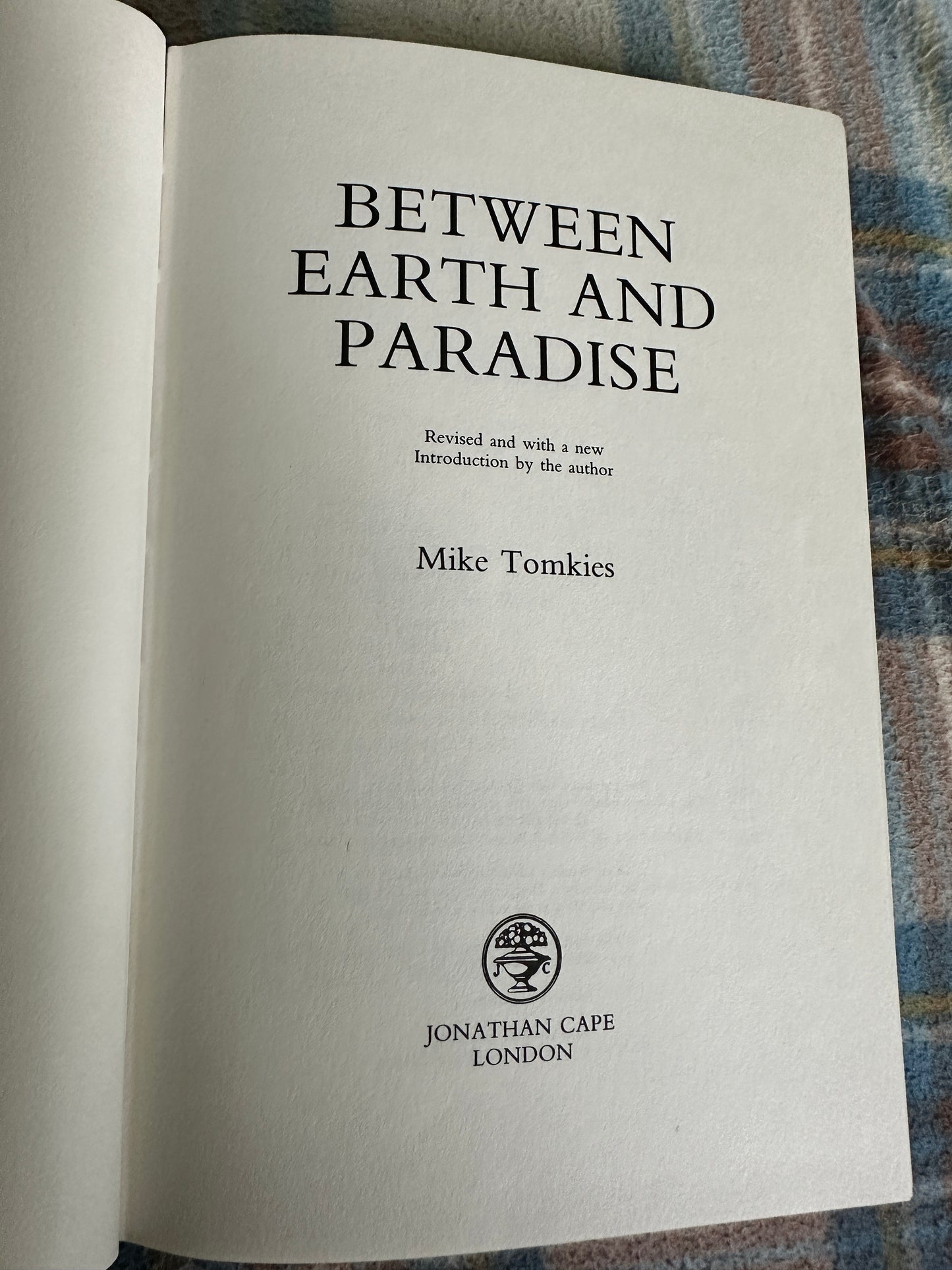 1991*1st* Between Earth & Paradise - Mike Tomkies (Jonathan Cape)