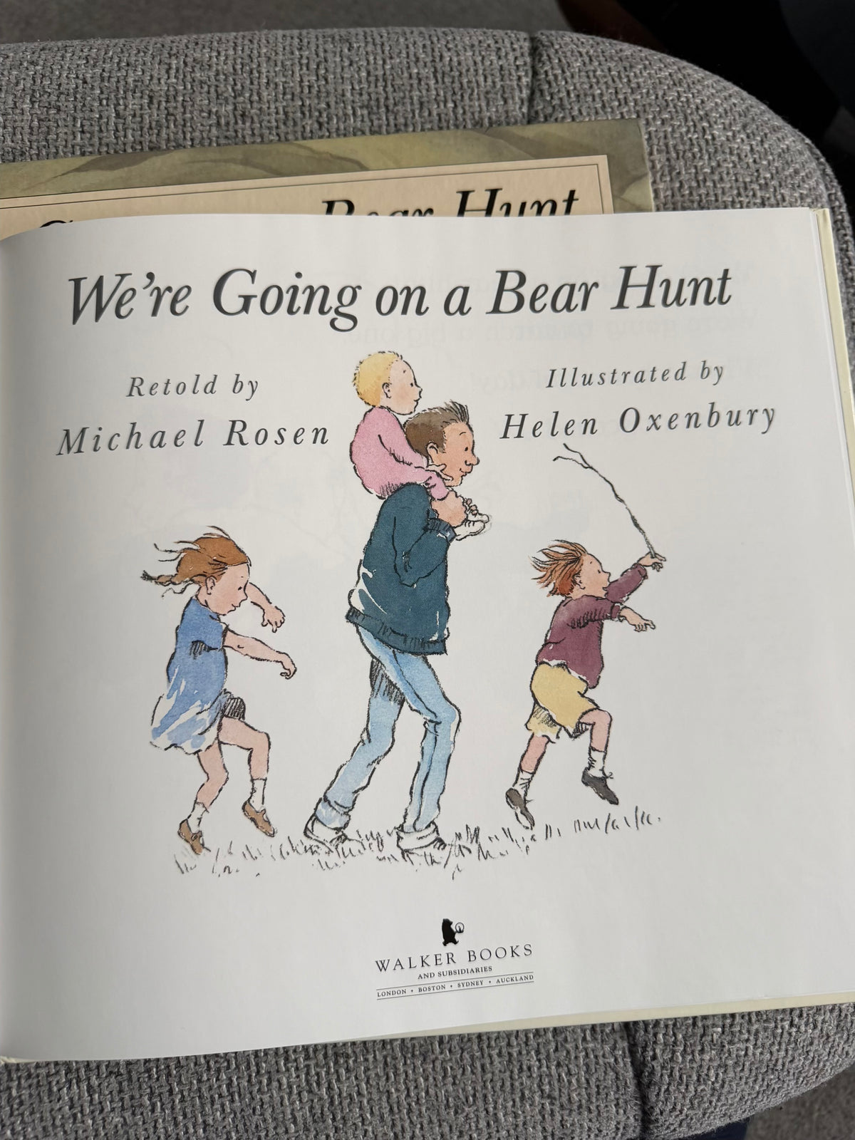 2006 We’re Going On A Bear Hunt (Book+DVD) Michael Rosen ( Helen Oxenbury illust) Walker Books