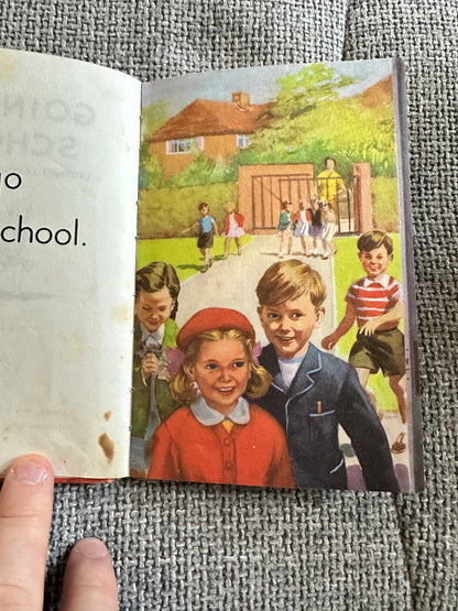 1960 Going To School(Ladybird 563 Series) M. E. Gagg(J. H. Wingfield Illust)Wills & Hepworth