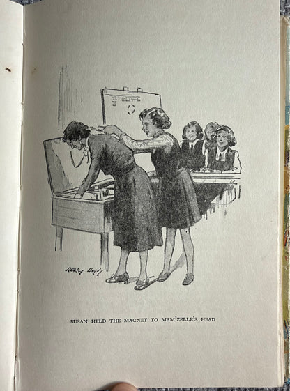 1957 Last Term At Malory Towers - Enid Blyton (Stanley Lloyd illust. Lilian Buchanan cover) Methuen & Co Ltd