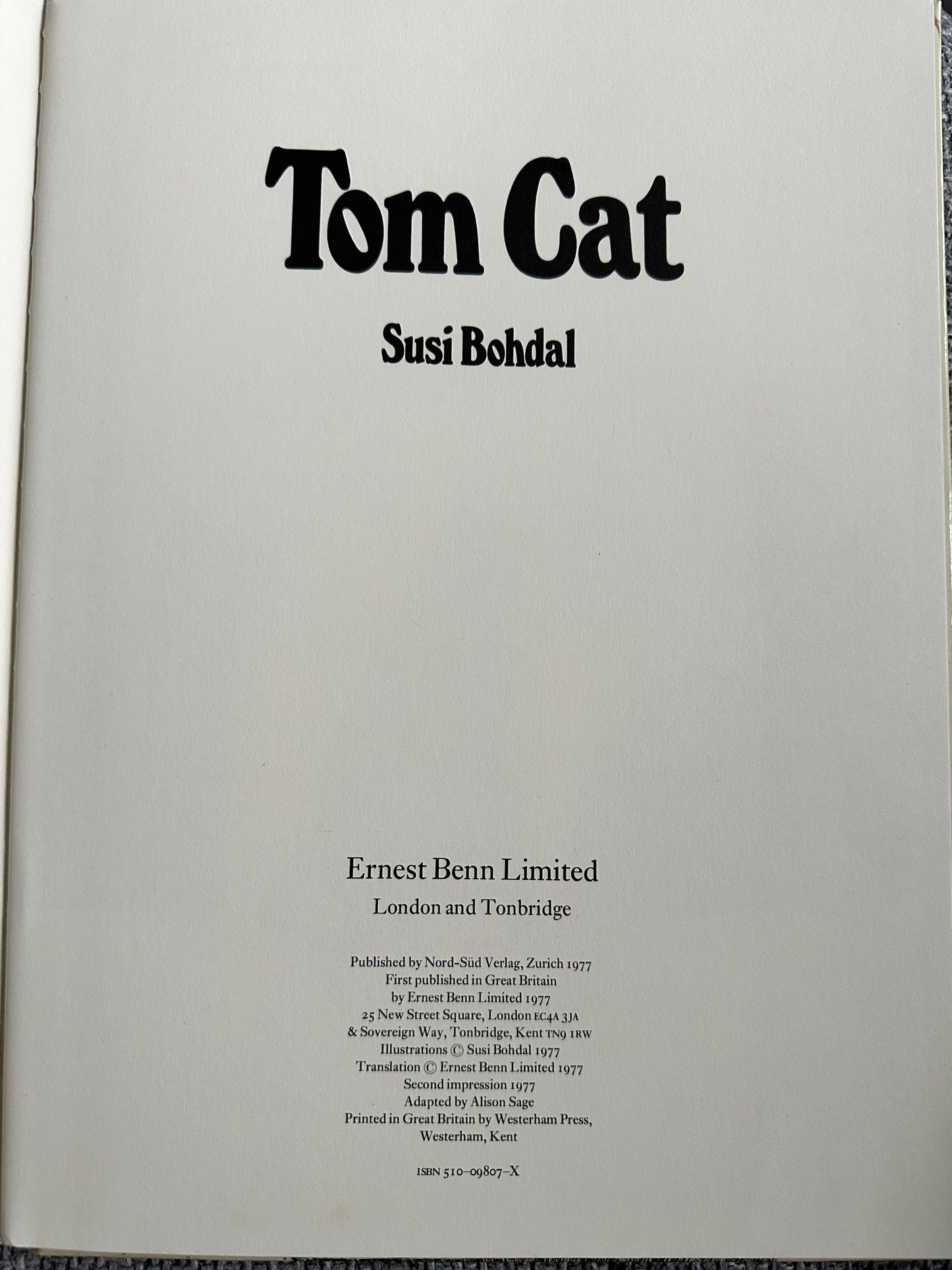 1977 Tom Cat - Written & Illustrated Susie Bohdal (Ernest Benn Ltd) - Honeyburn Books (UK)