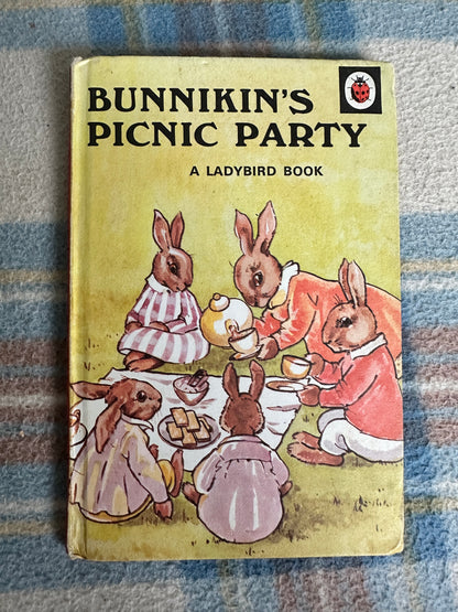 1979’s Bunnykin’s Picnic Party(Series 401) A.J. MacGregor & W. Perring(Ladybird Books Ltd)