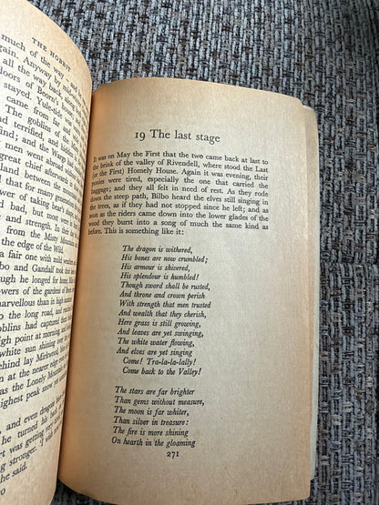 1974 The Hobbit - J. R. R. Tolkien (Unwin Books)