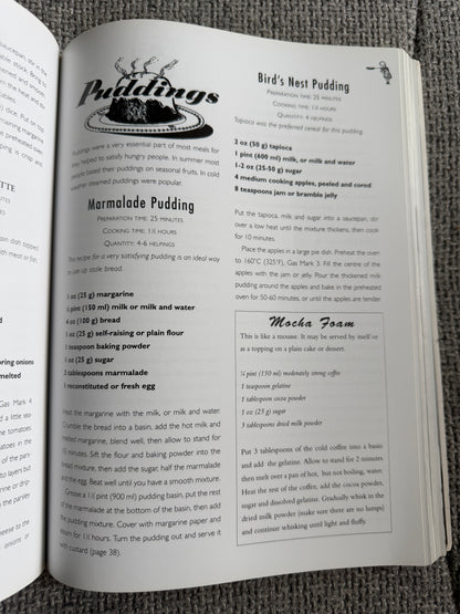 2009 Victory Cookbook (Nostalgic Food & Facts 1940-1954) Marguerite Patten (Chancellor Press)