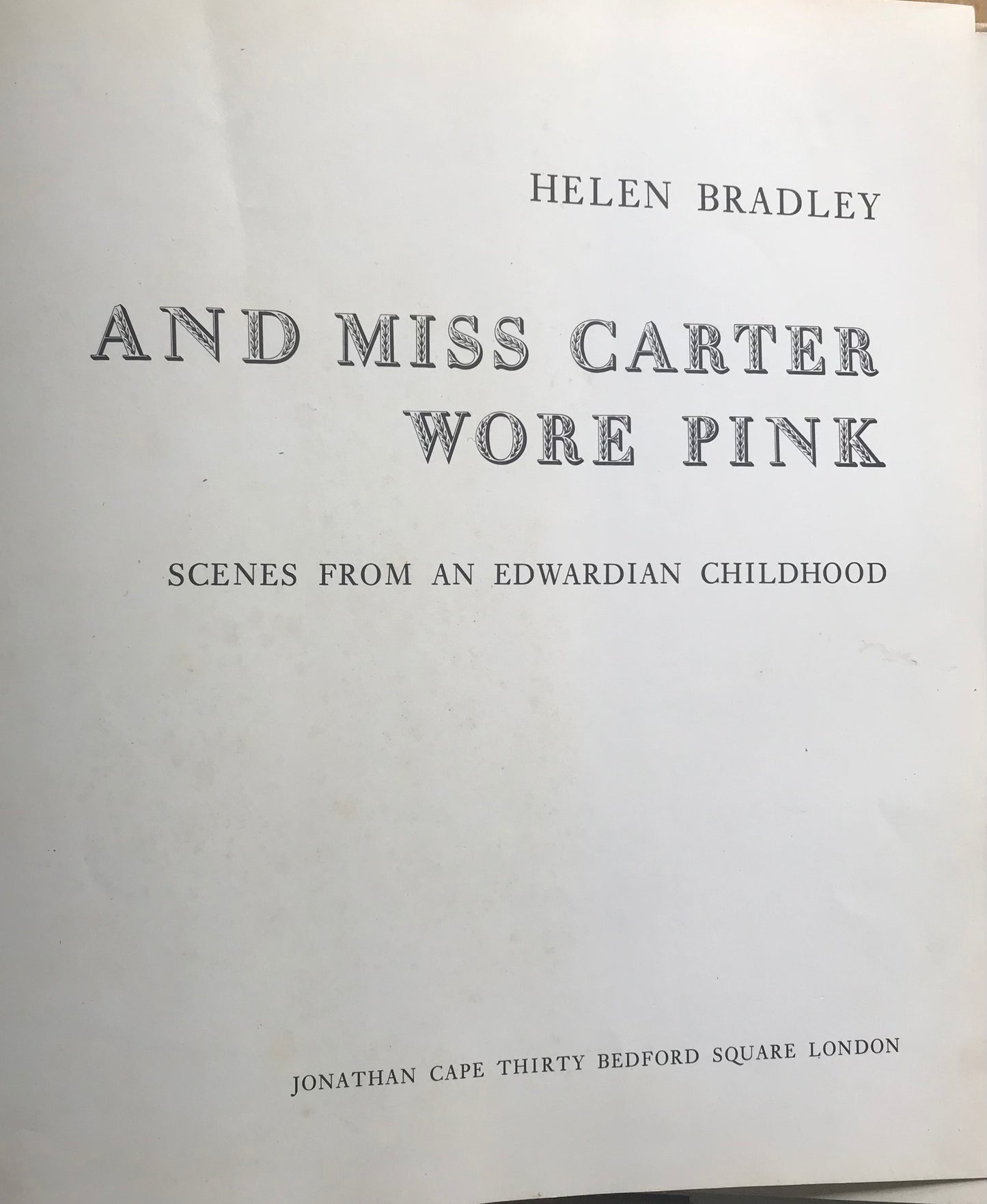 1973 Und Miss Carter trug Rosa: Szenen aus einer Edwardianischen Kindheit – Helen Bradley (Jonathan Cape Pub)