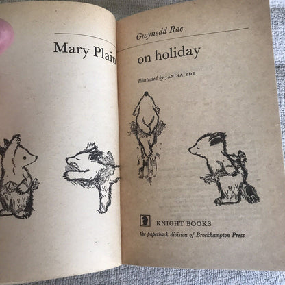 1970 Mary Plain On Holiday – Gwynedd Rae (Janina Ede Illust) Knight Books