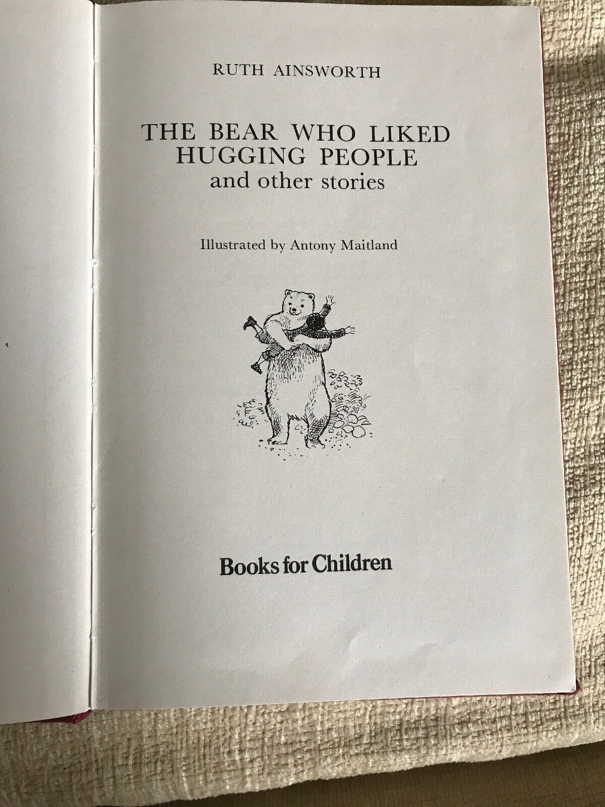 1977*1st* The Bear Who Liked Hugging People - Ruth Ainsworth (Antony Maitland)